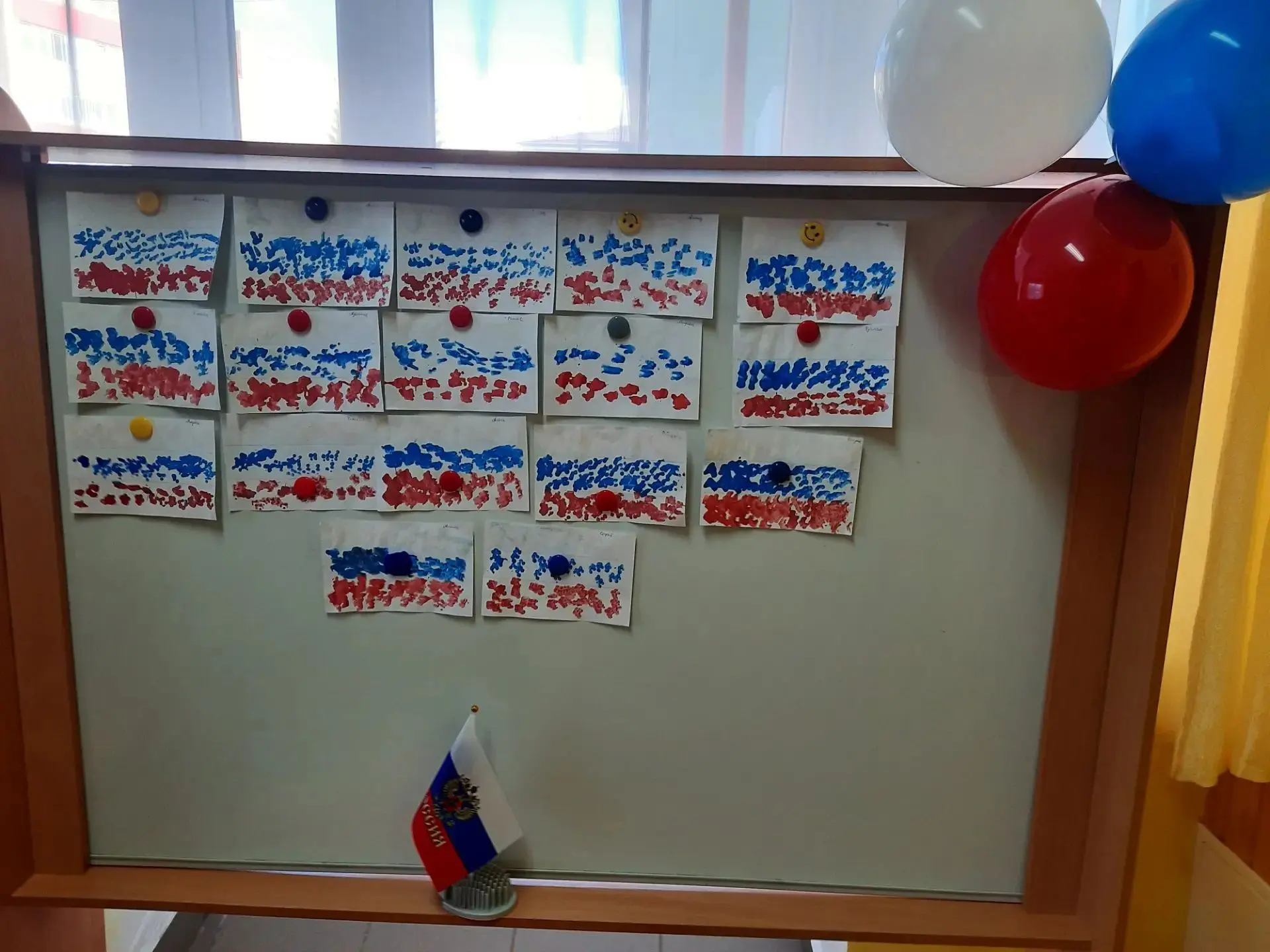 🇷🇺 День Российского флага в младшей группе «Сказка»!
