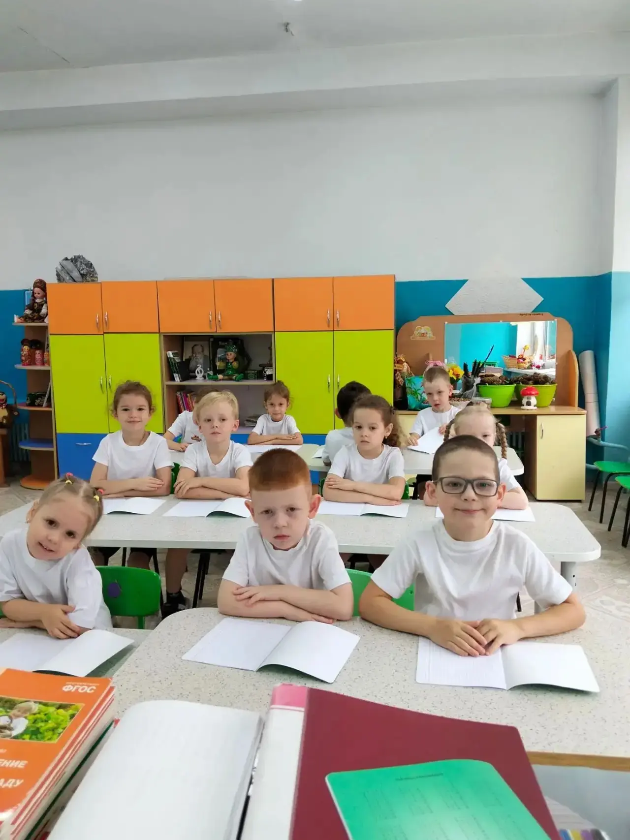 Сегодня в старшей группе „Золотая рыбка“ осваивали тетрадь! Дети узнали, что у неё есть...