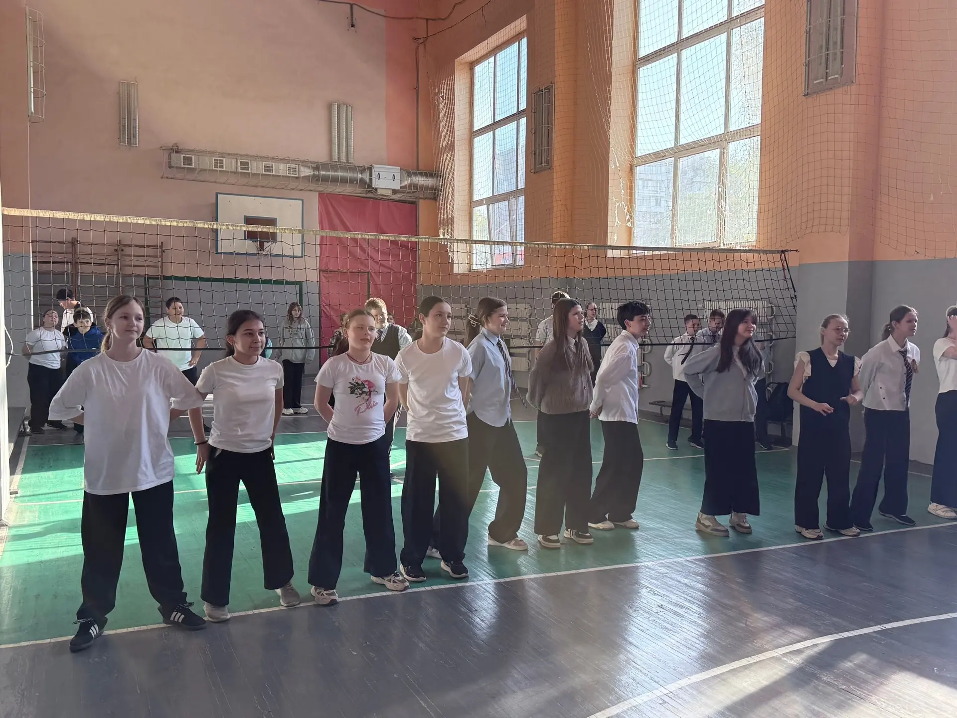 Сегодня наша школа проснулась по-особенному! ☀️ Не со звонка на урок, а с суперзажигательной зарядки