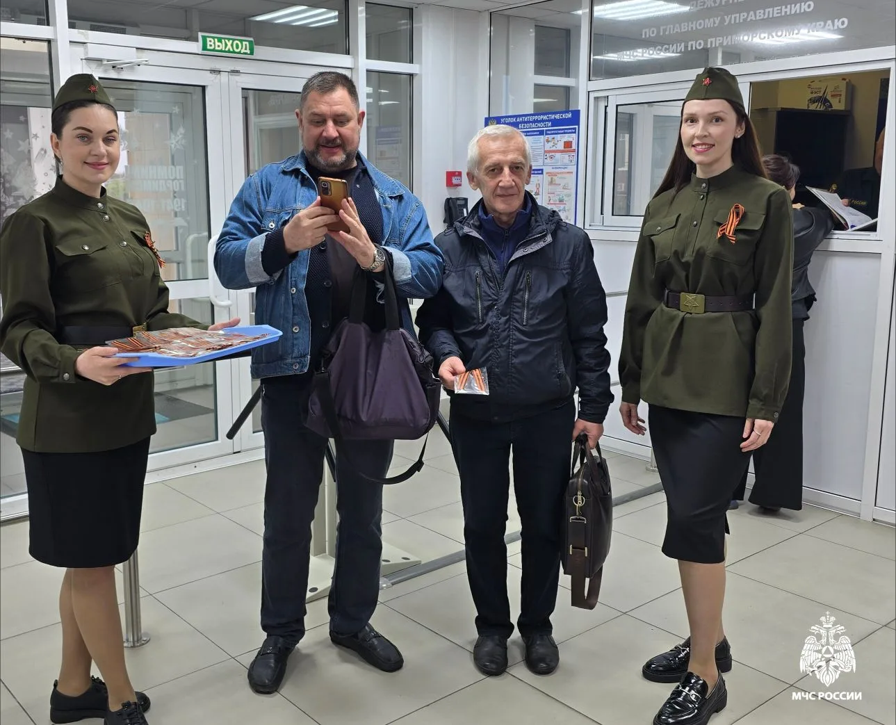 🔸В Главном управлении МЧС России по Приморскому краю вручили Георгиевские ленточки  В преддверии Дня