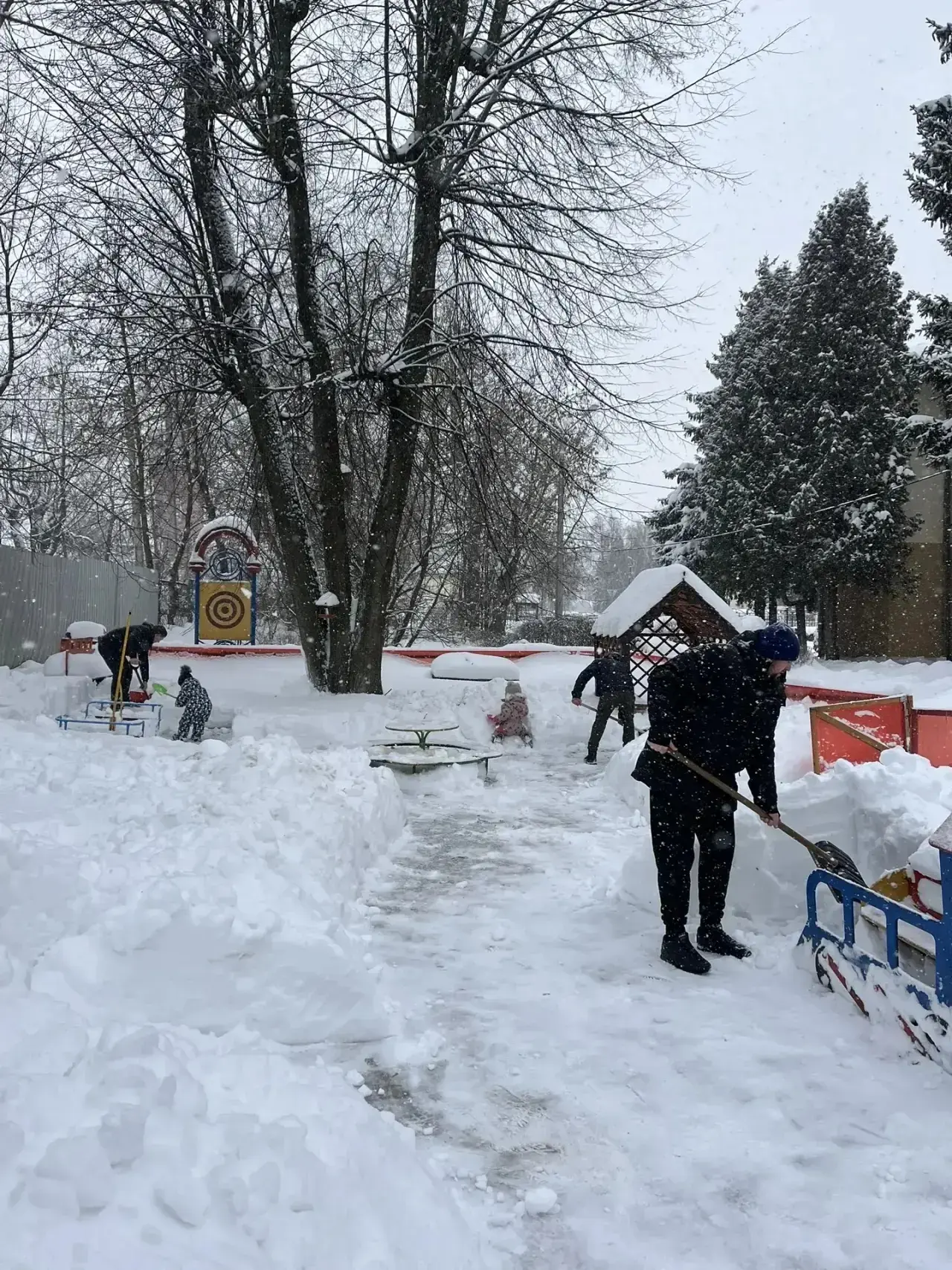 В субботу и воскресенье сотрудники, учащиеся, родители Центра образования, отбросив все свои дела, в