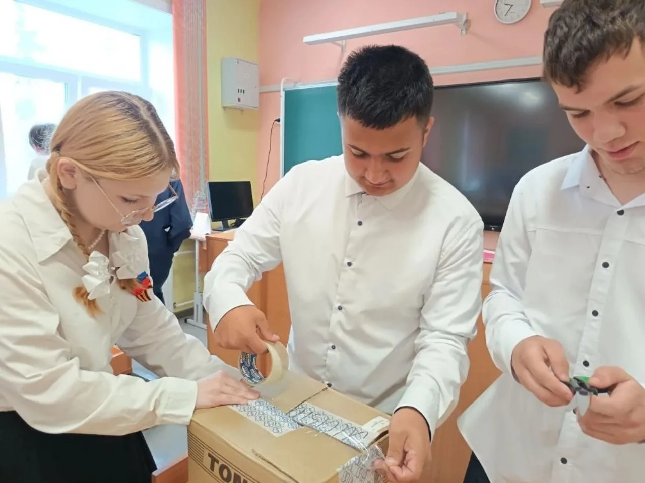 Традиционно в нашей школе проходит акция «Посылка солдату». В акции приняли участие дети и родители 