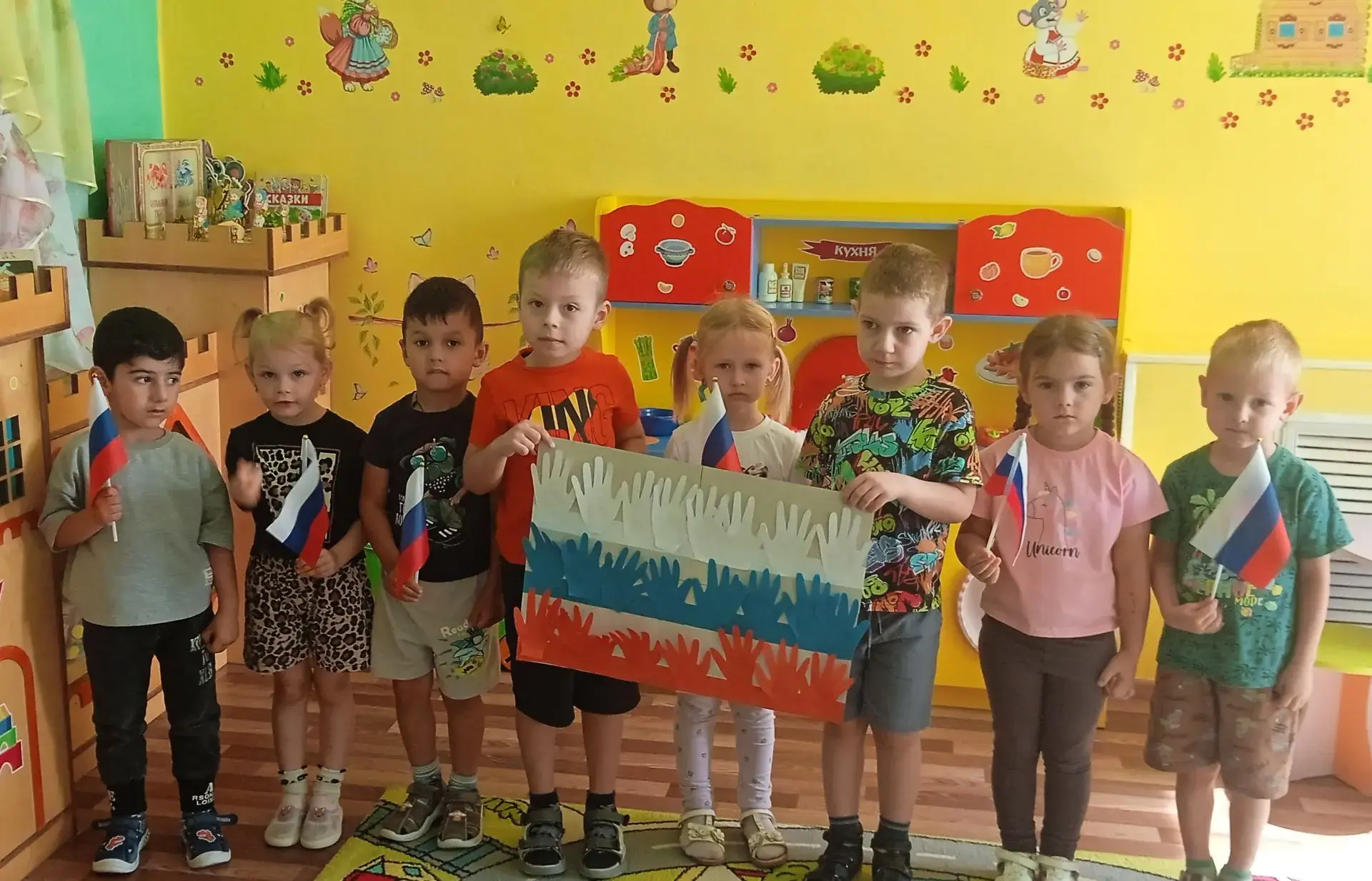 В детском саду прошёл День флага. Воспитатели провели беседы о цветах и значении флага,...