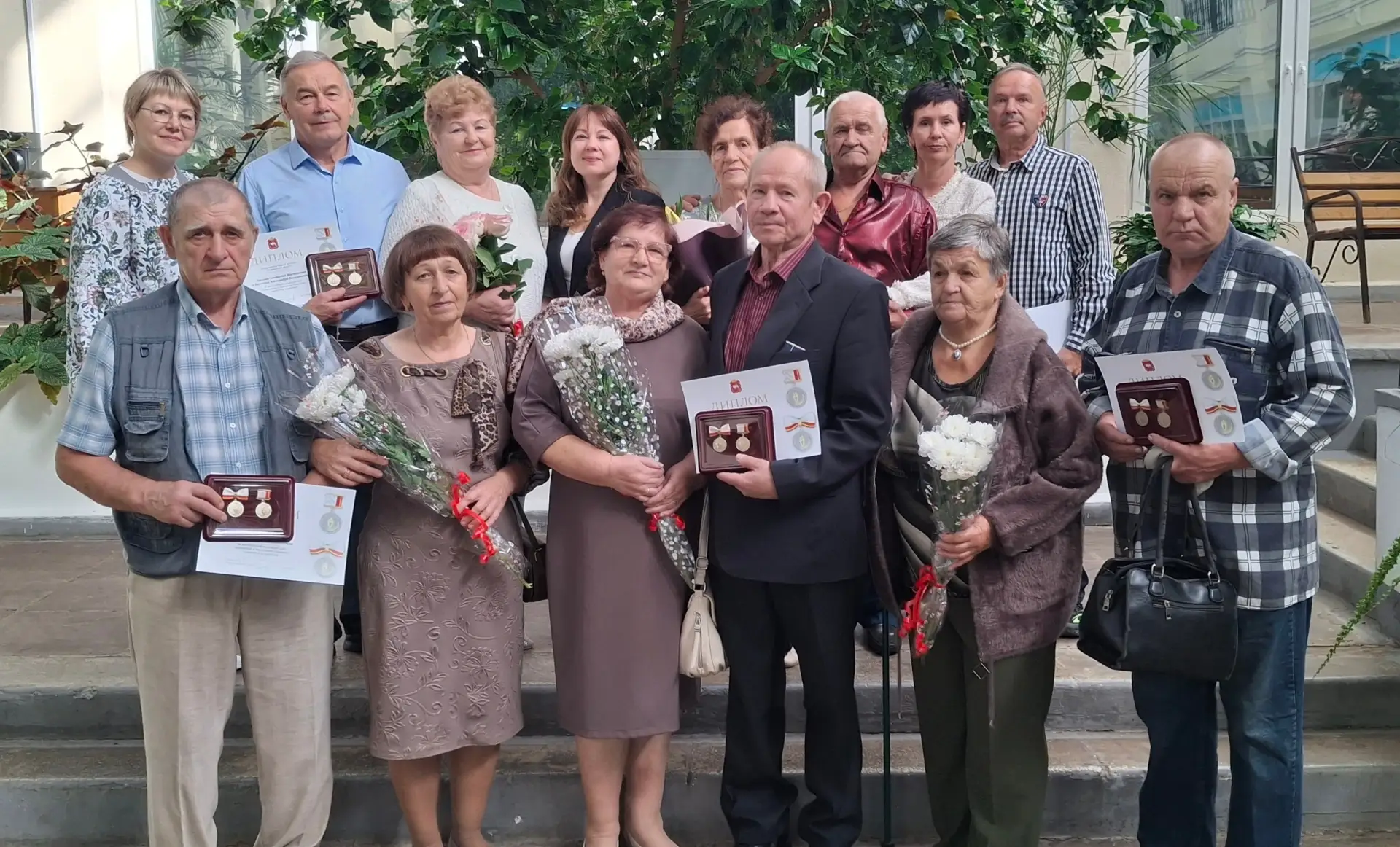 Сегодня в Каслинском ЗАГСе семьям, прожившим в браке более 50 лет, вручили знаки отличи...