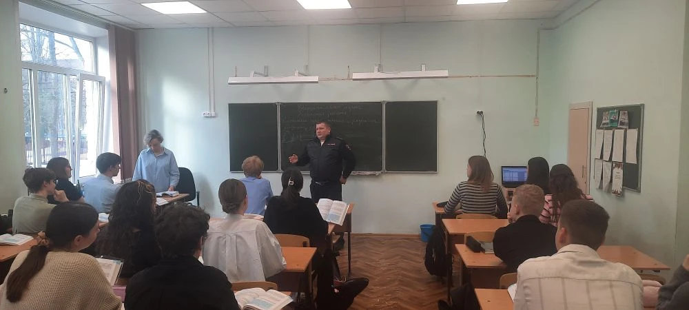 В лицее состояшись профилактические беседы с инспектором Гниненко В.Г. о безопасности ПДД.
