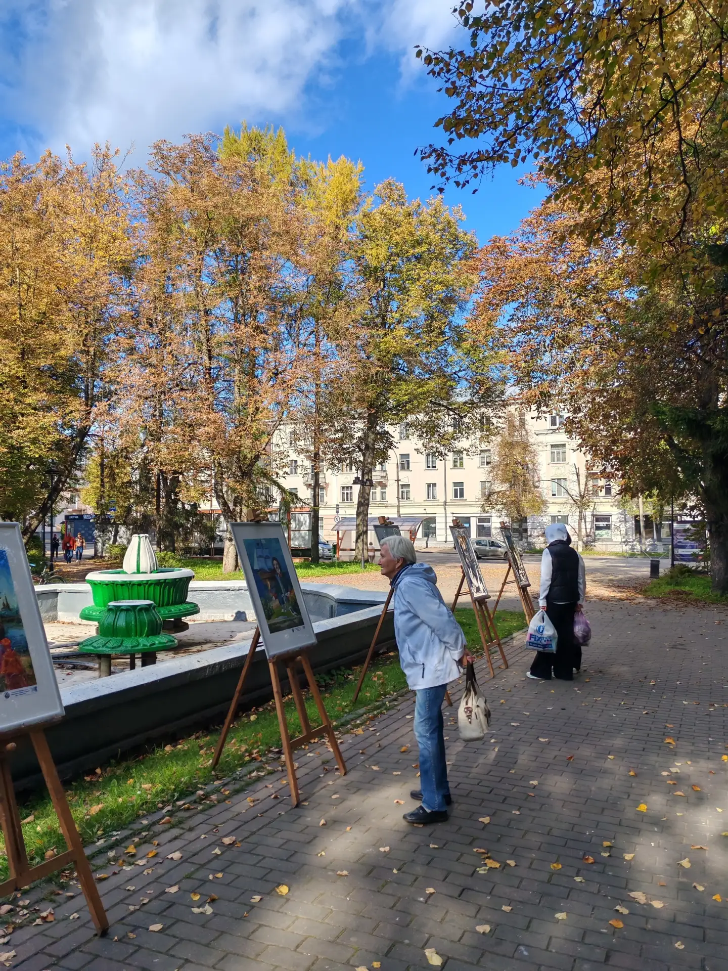 🍁 3 октября на площади Рокоссовского прошел "Марафон для тех, кто не считает годы".