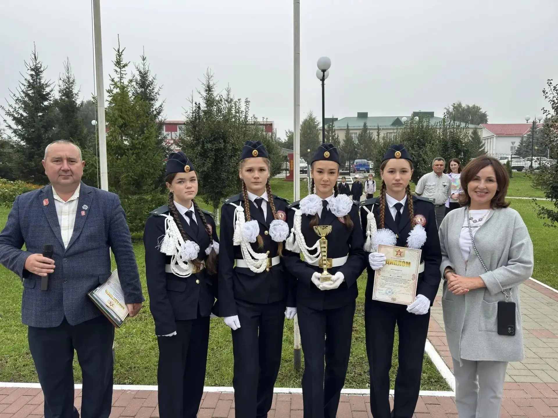✨Неделя началась с традиционной линейки, на которой были вынесены Государственный флаг ...