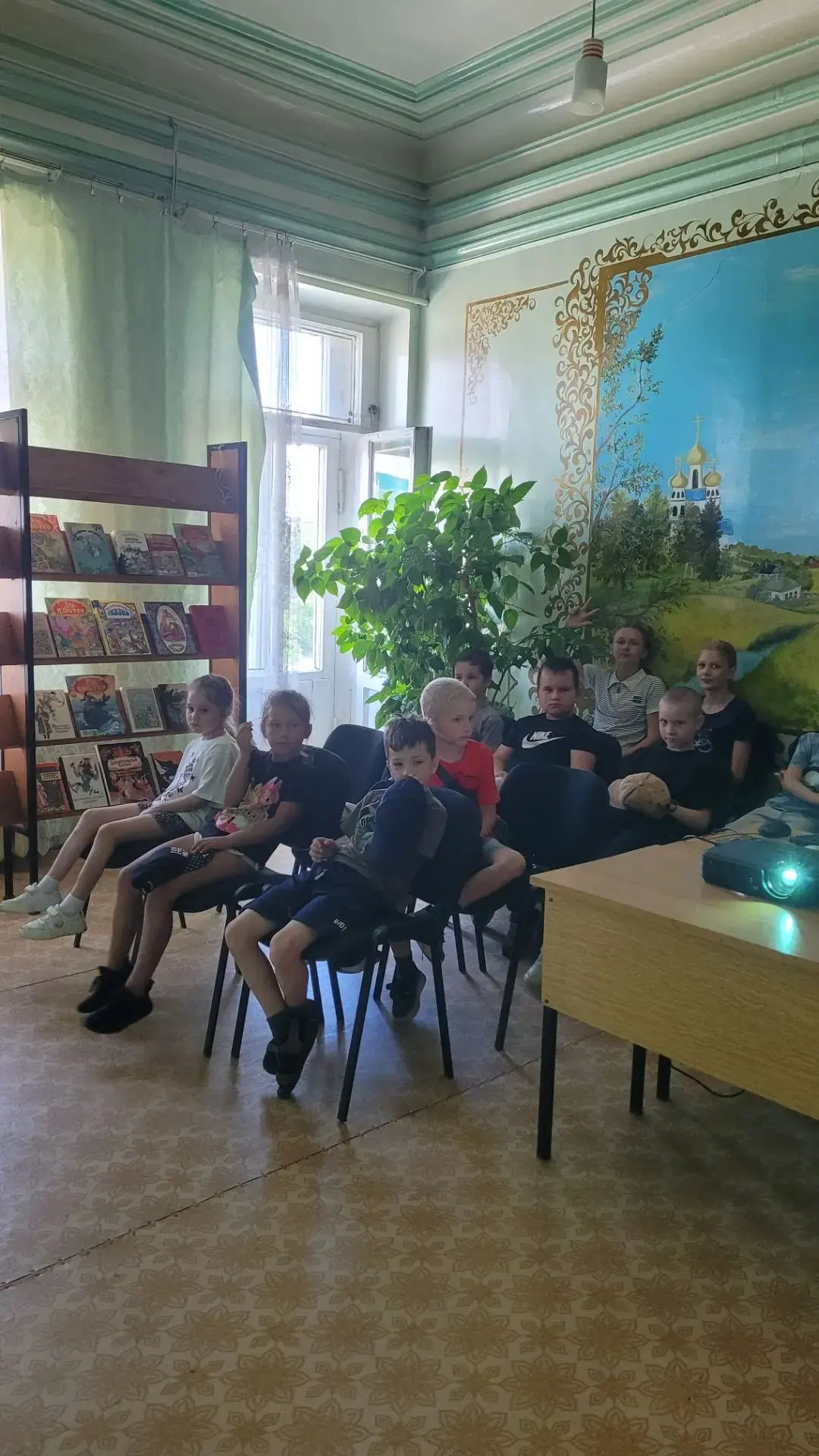 Ребята из пришкольного лагеря посетили в библиотеке им Т.Г. Шевченко мероприятие "Беседы о России"