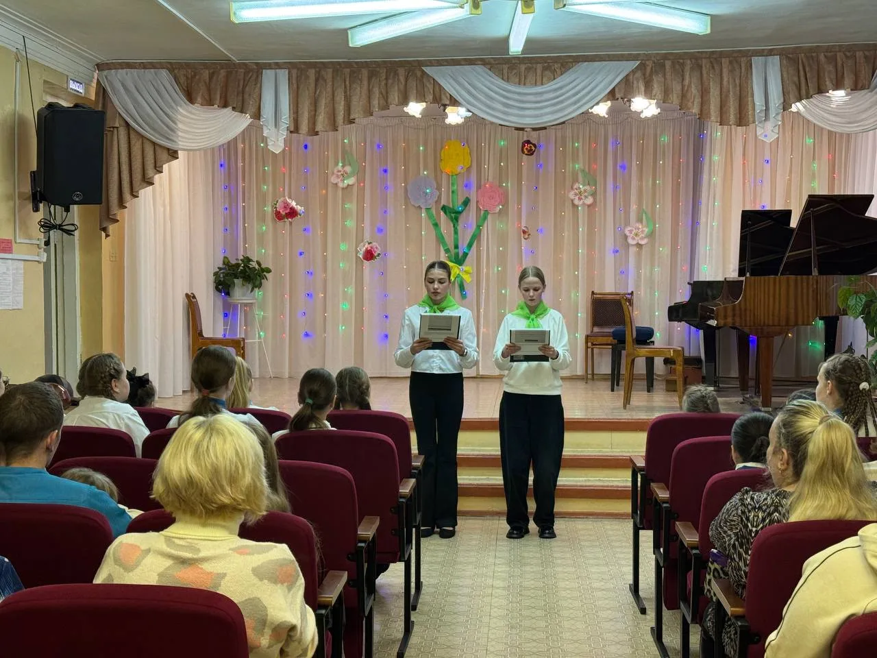 🔥 Праздничные поздравления учащихся и преподавателей нашей школы к дню 8 марта! Ведущи...
