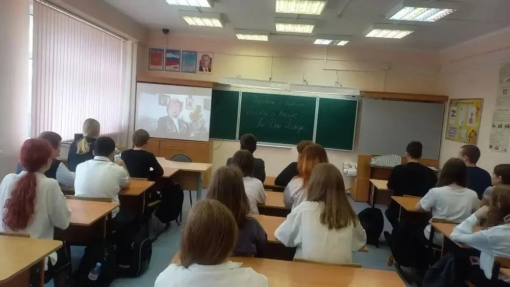 4 мая 2026 года в МОУ СОШ имени Д. И. Зернова прошла линейка и торжественная церемония поднятия флаг