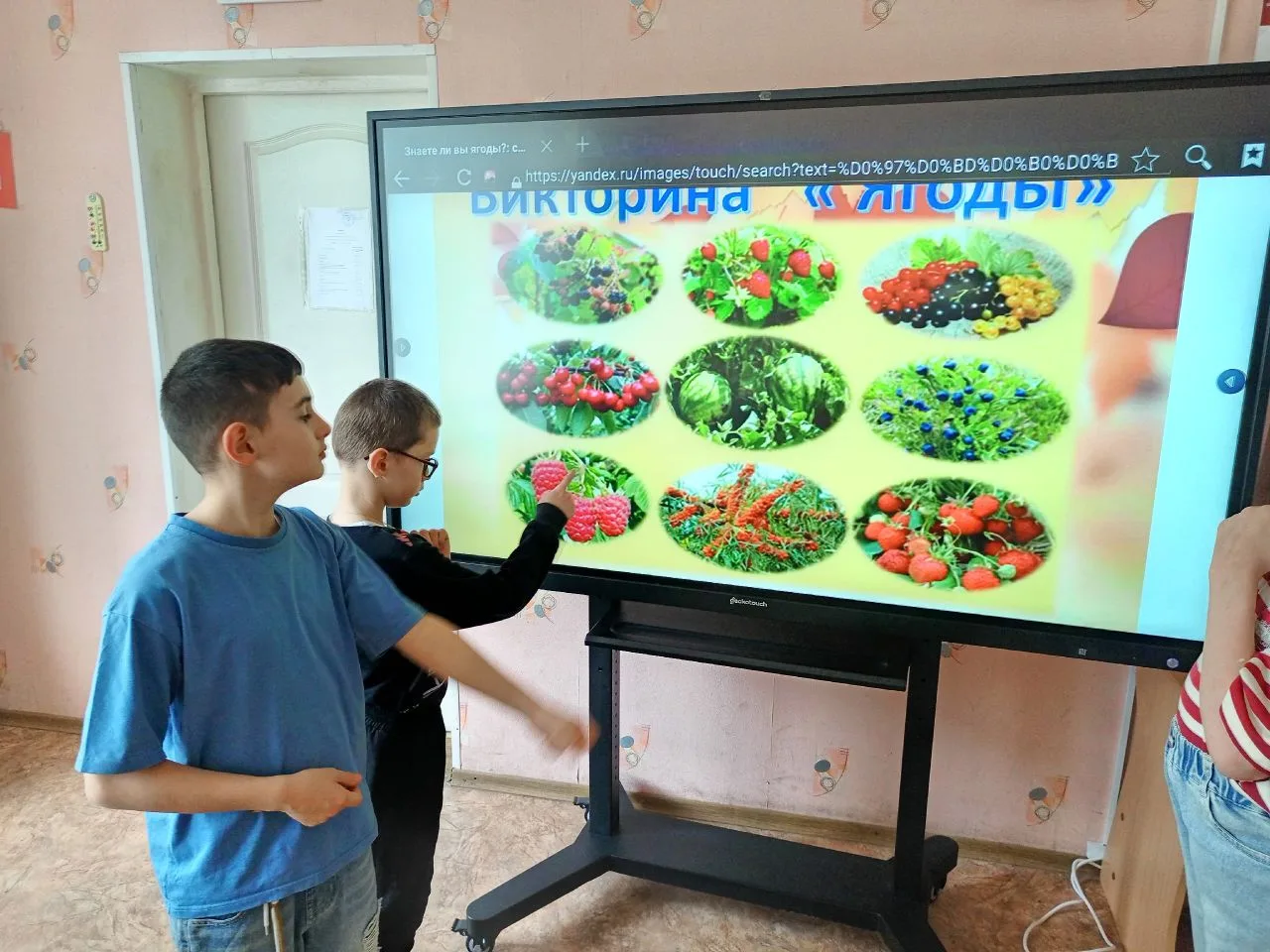 В рамках занятия «Знаешь ли ты ягоды?»🍓 была проведена беседа о разнообразии ягод, их ...