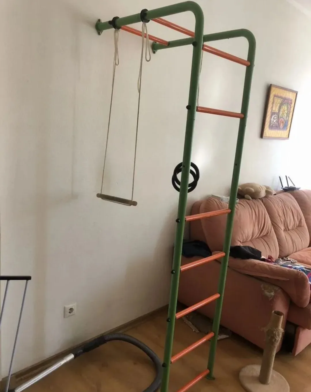 Спортивный уголок. Высота 203 см, глубина 73 см.