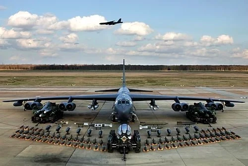 Зергулио:  Самолёты ВВС США B-52 взлетают с авиабазы в Великобритании.   Через 6-7 часов они будут н