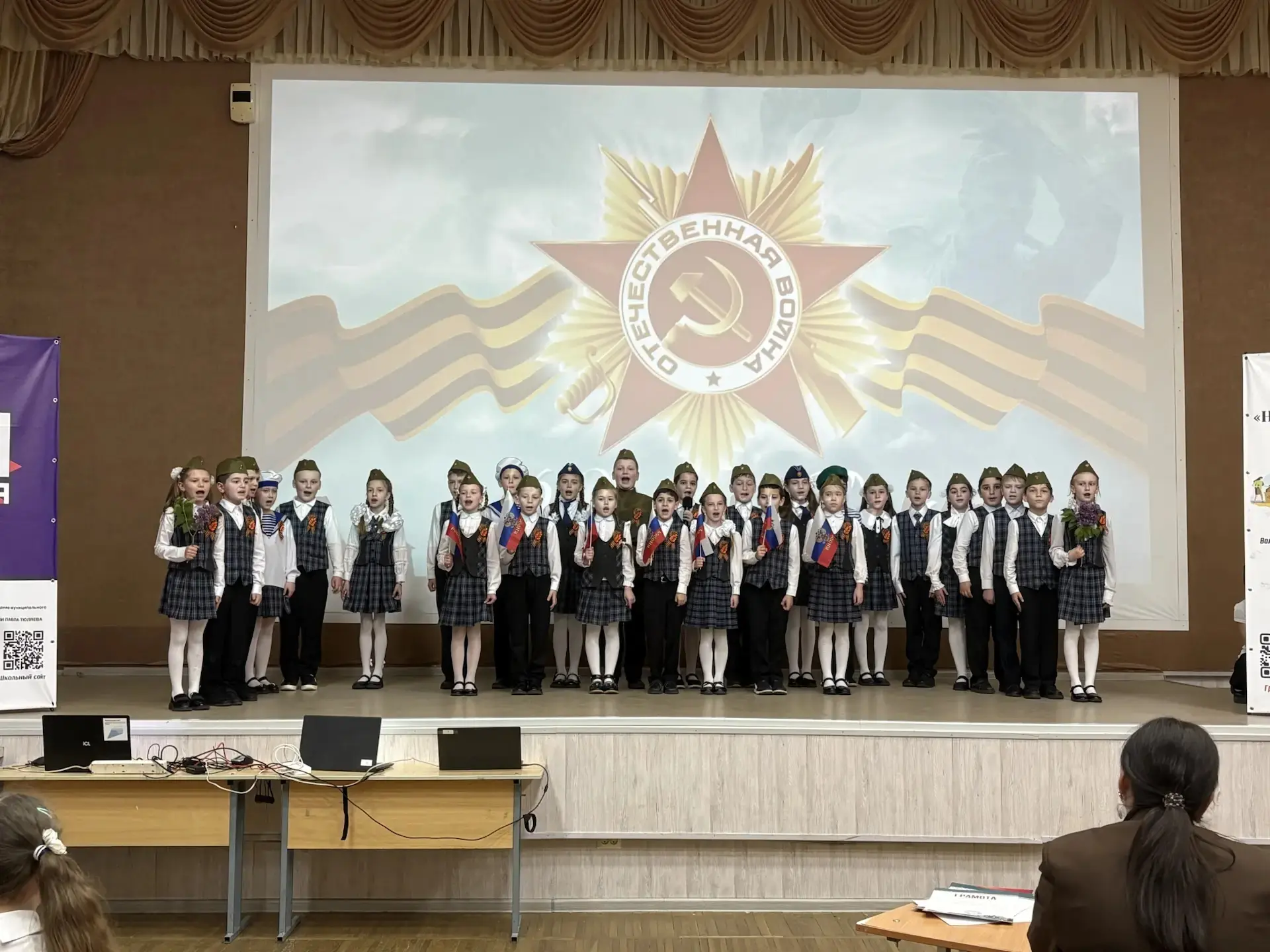 Песни Победы в сердцах детей: в школе №20 прошла «Битва хоров»! 🎤⭐  Сегодня стены нашей школы наполн