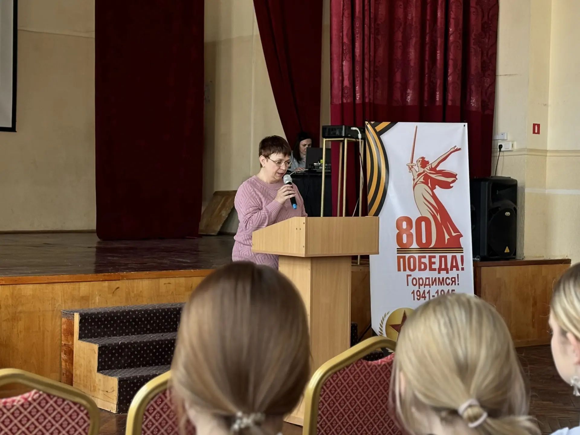 МБУ ЦСДБ им. Надежды Константиновны Крупской провела урок памяти «900 Блокадных дней» для параллели 