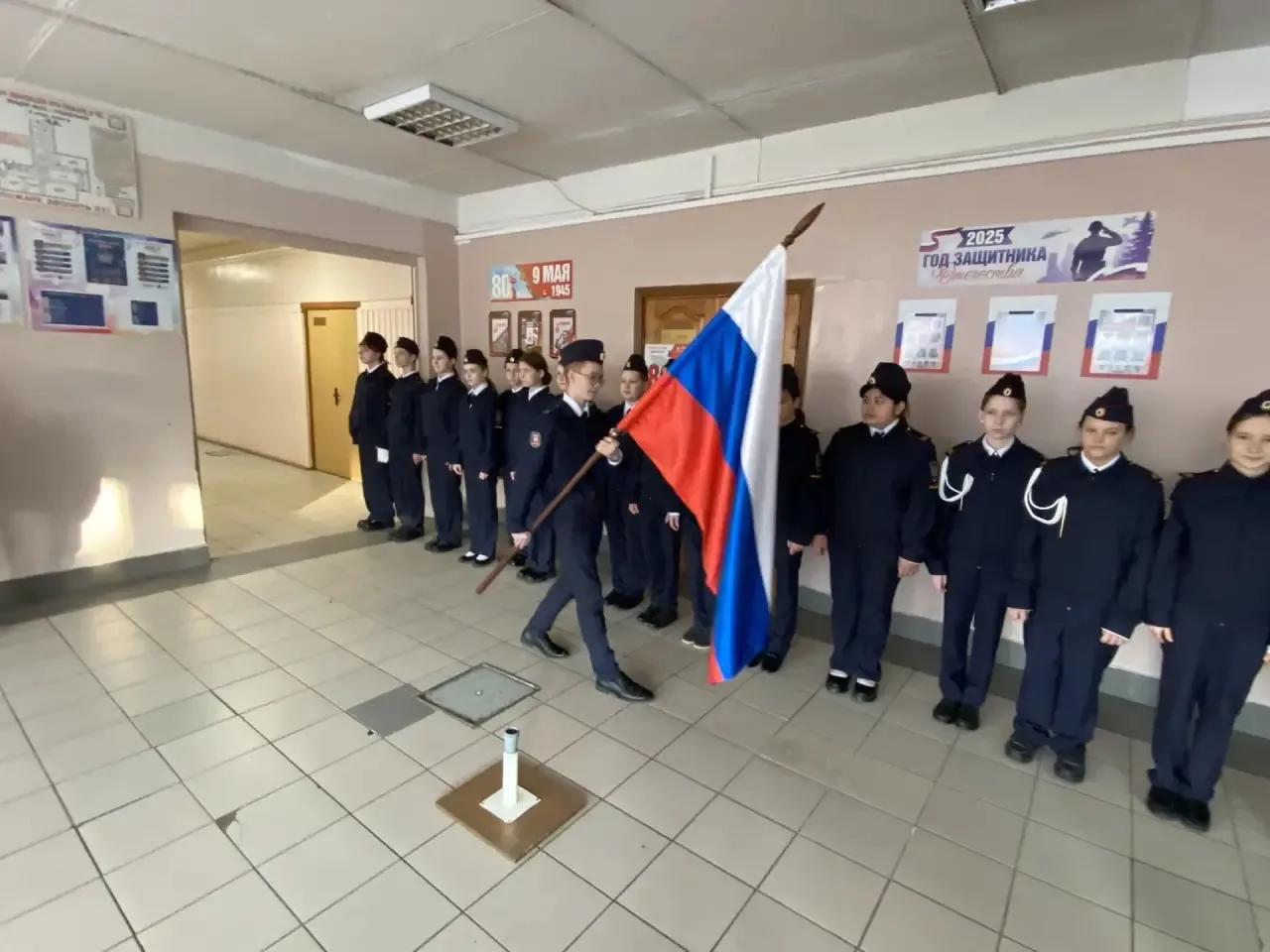 По традиции новая учебная неделя началась с торжественной линейки с выносом флага РФ и занятия «Разг