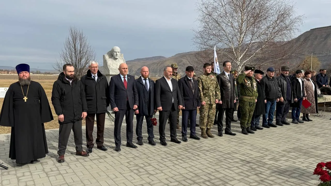 17 февраля 1943 года на вершине Эльбруса над освобожденным Кавказом вознеслось знамя По...