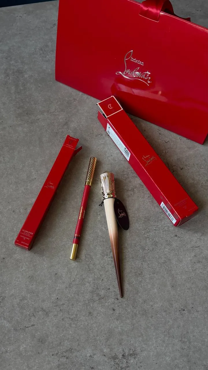 Смотрим ближе великолепие от Christian Louboutin - помада Rouge Stiletto Les Nudes.