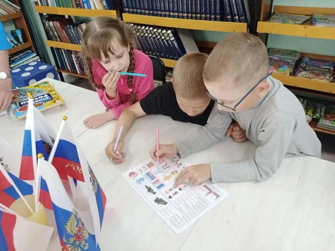 В библиотеке сельского поселения « Поселок Джонка» для ребят с летнего школьного лагеря прошел позна