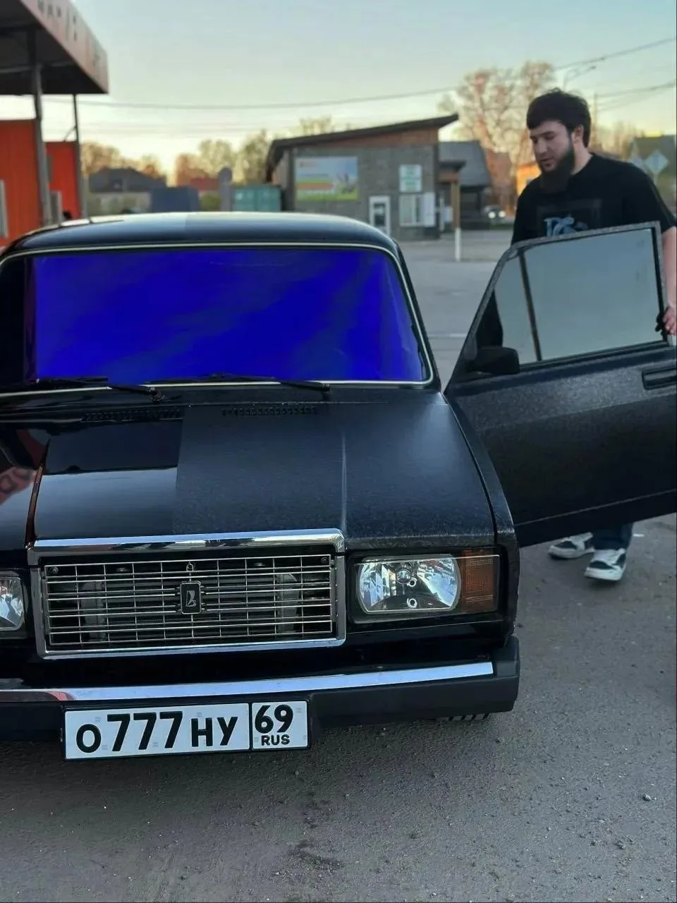 🔫 В Вышнем Волочке ищут участника свадебного кортежа с автоматом
