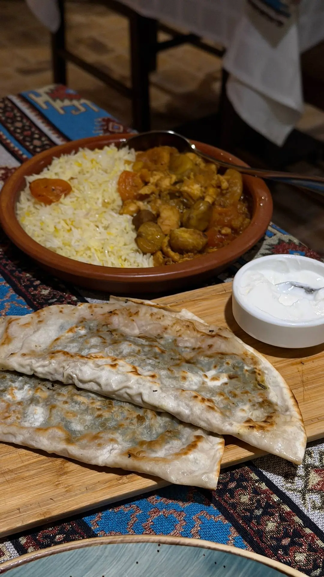 Где есть в Баку 

1.Firuza - местная кухня, супер вкусно, салат с томатами и вишней, плов с каштанам