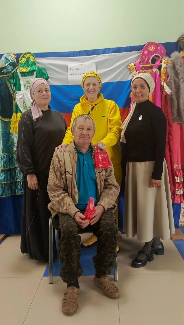 Имәнкискә урта мәктәбе коллективы һәм профсоюз комитеты ветеран укытучыларны һәм хезмәт...