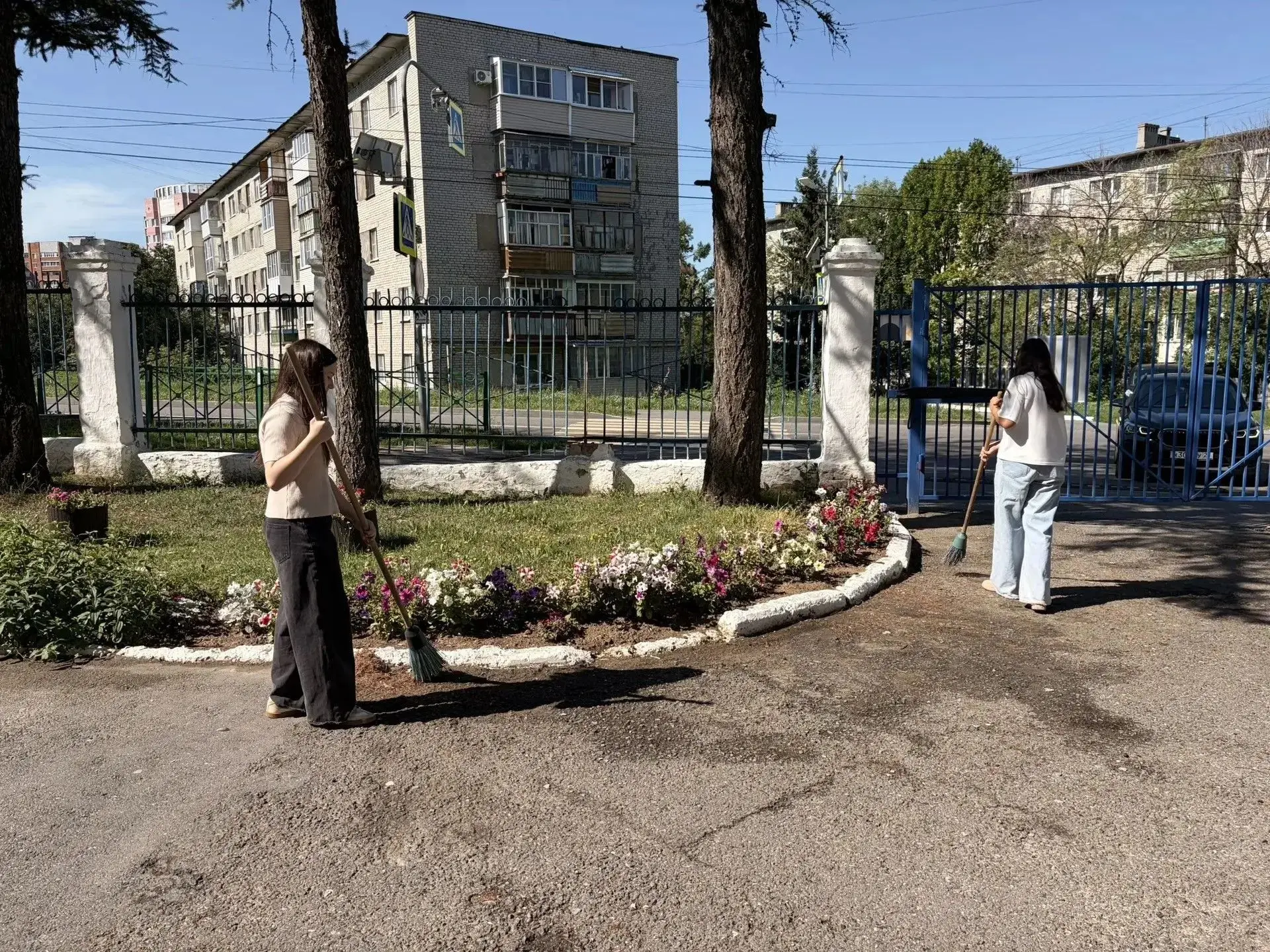 🌿Маленькие дела с большой любовью.
🌞В нашей школе в начале летних каникул стартовала трудовая прак