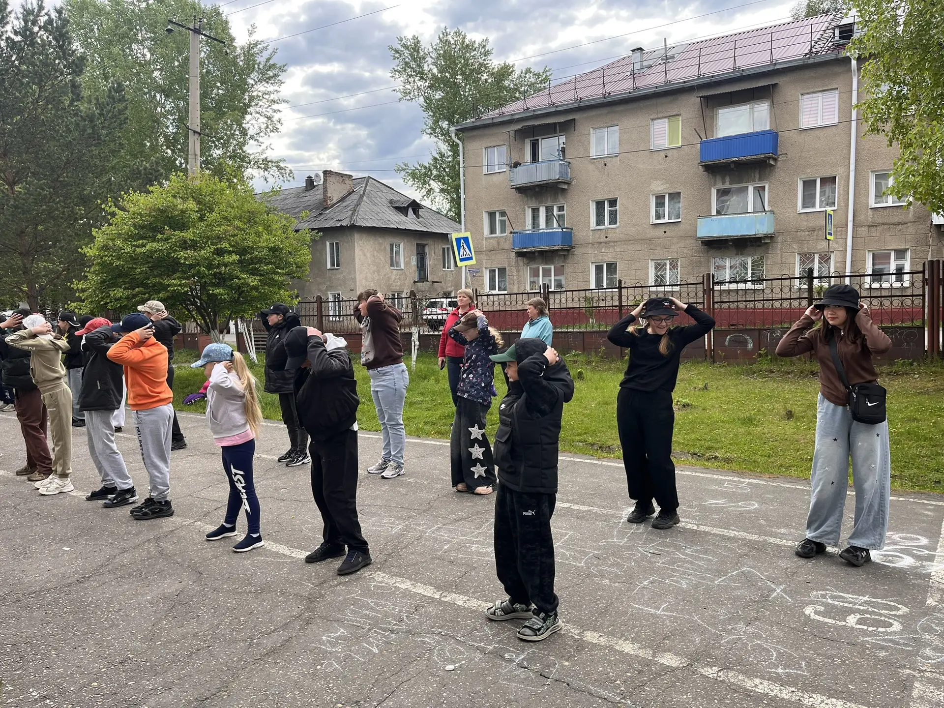 🎨 День 2 в нашем пришкольном лагере: рисуем традиции народов России!