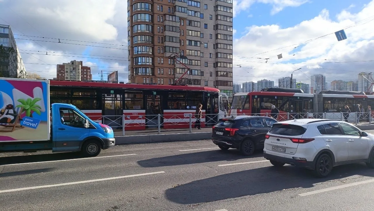 10:30. Бухарестская по направлению в Купчино, догонялки трамваев.