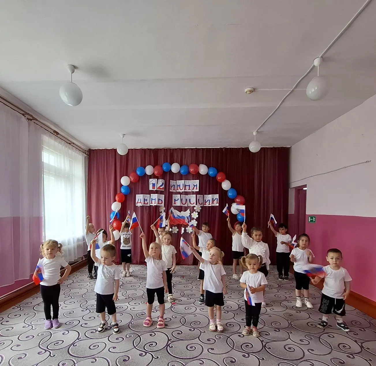 12 июня-День России.
  Нам праздники для радости даны,
Мы знаем их немало, самых разных,
Но день Рос