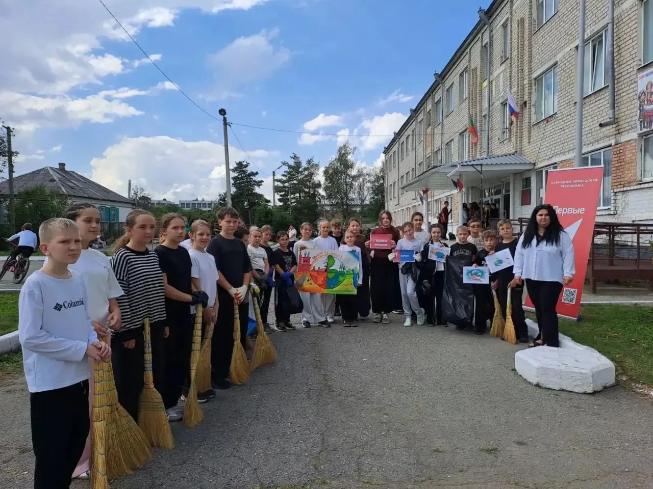 🌿 Сегодня в нашей школе прошёл субботник!