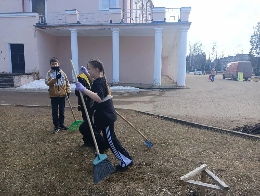 🎉 5 «Б» — на субботнике! 🎉  Весенняя уборка — дело дружное и полезное! Наши пятиклассники сегодня от
