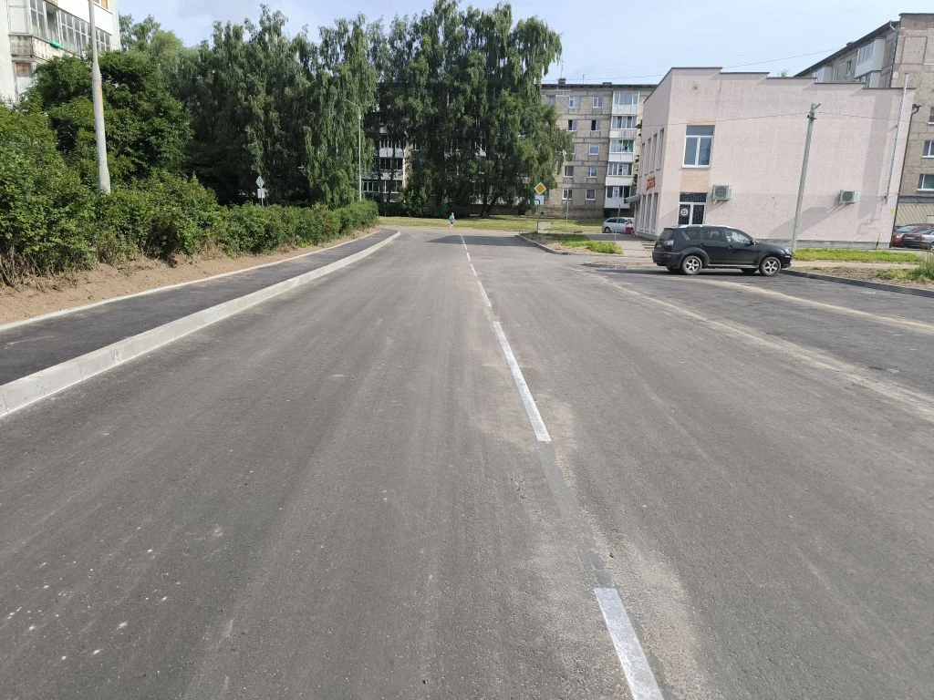 С тротуаром и дорожным покрытием по ул. Лямина закончили. Чуть позже высадим декоративн...
