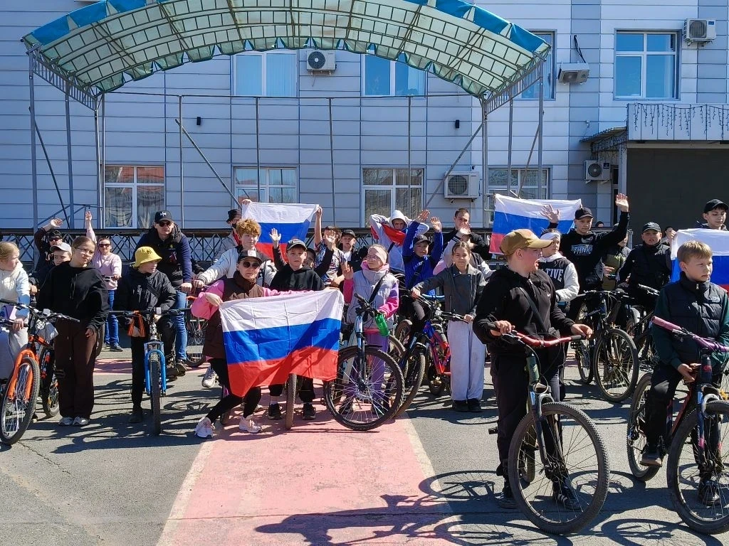 🚴‍♂️ Юные велосипедисты почтили память героев: школьники приняли участие в велопробеге...