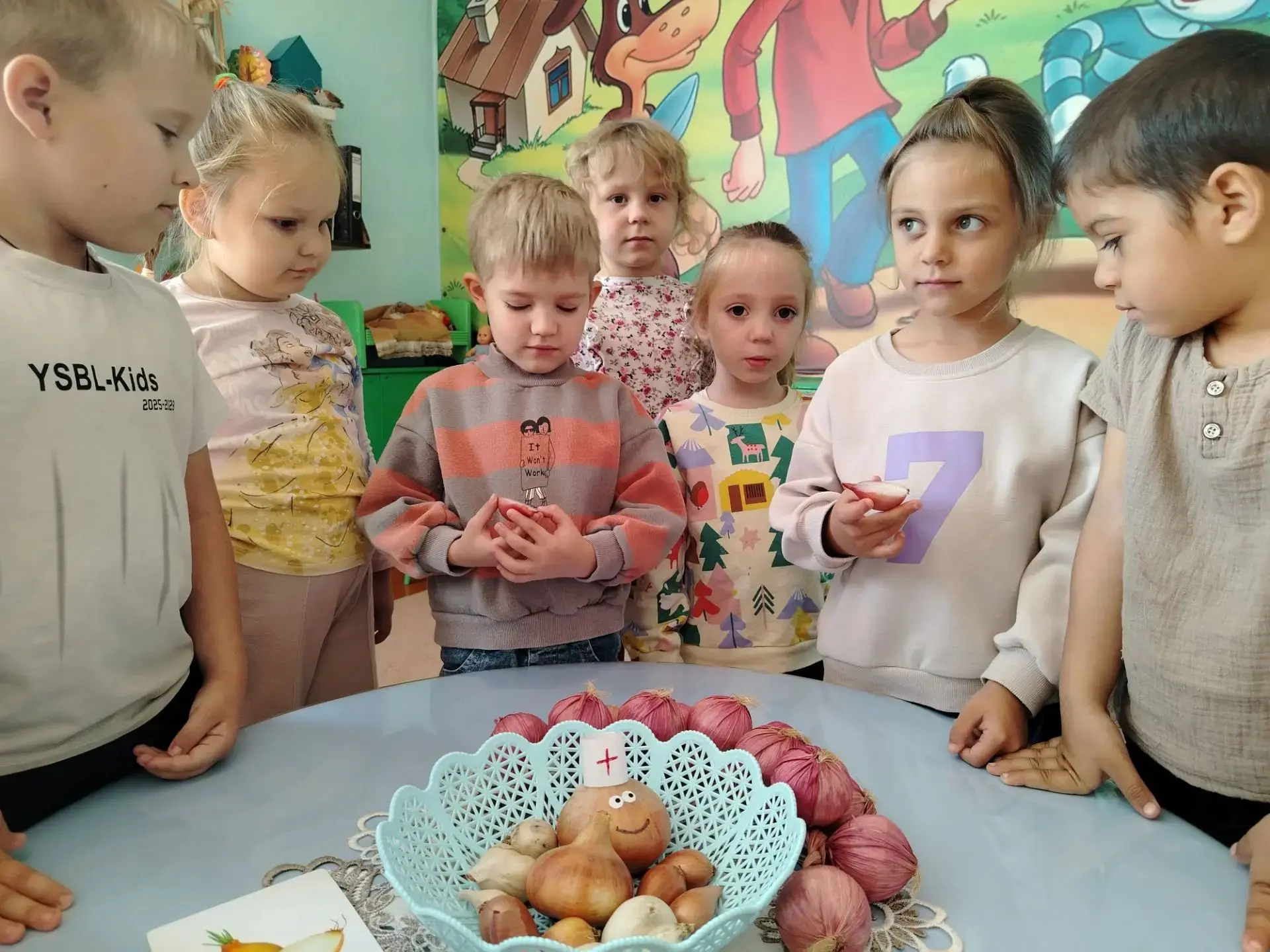 Витамины под микроскопом: в средней группе «Ромашка» прошла минутка здоровья «Лук 🧅 — ...