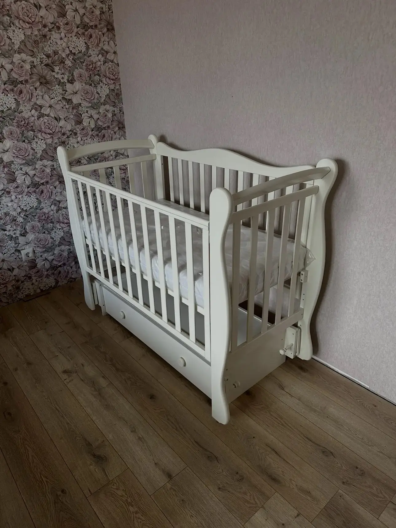 Продам кроватку детскую с двумя маятниками( продольным и поперечным). Боковая стенка ре...