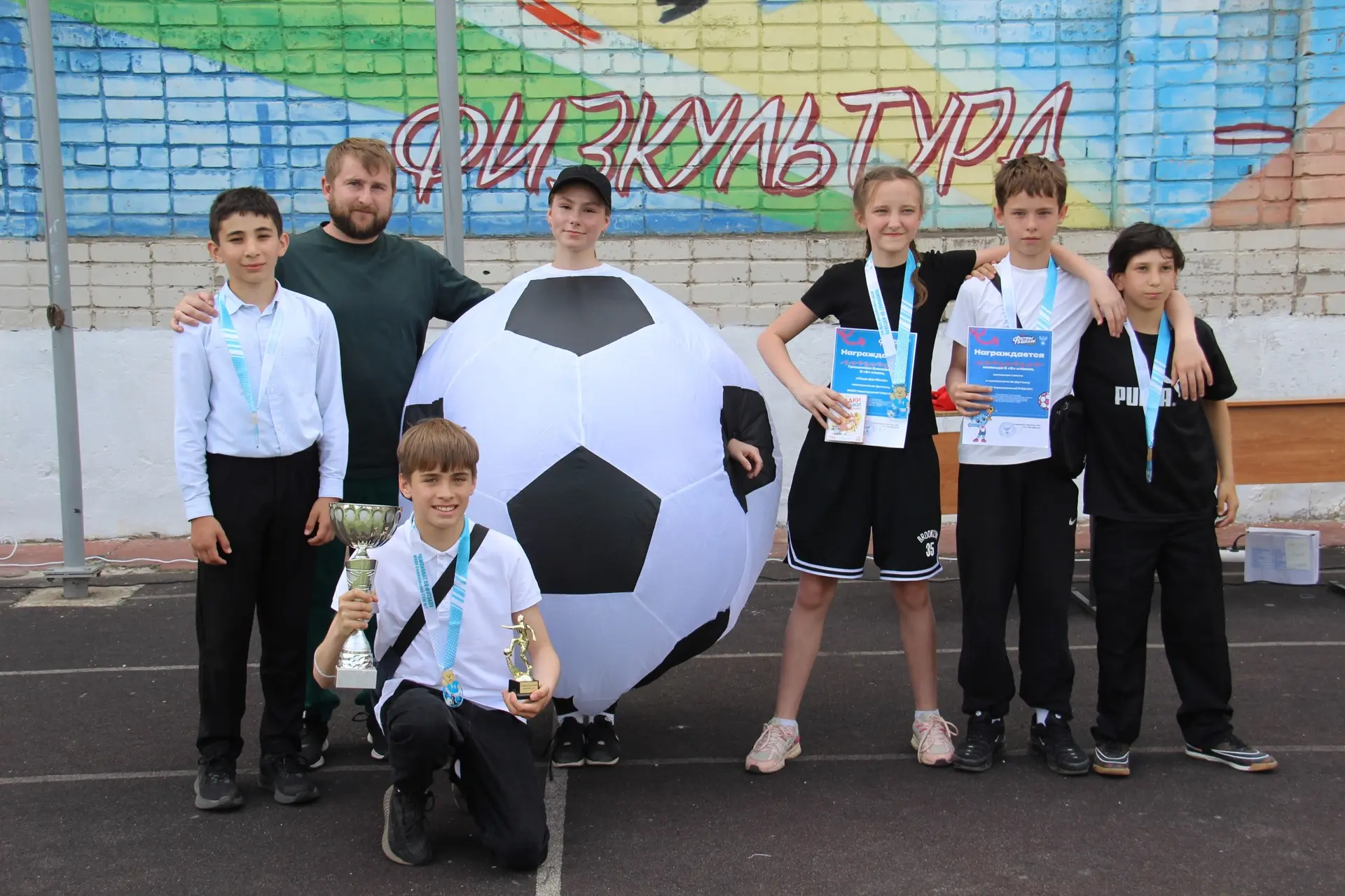 ⚽️ Финальный свисток прозвучал! Итоги школьного чемпионата по футзалу! 🏆  Эмоции зашкаливают, голоса