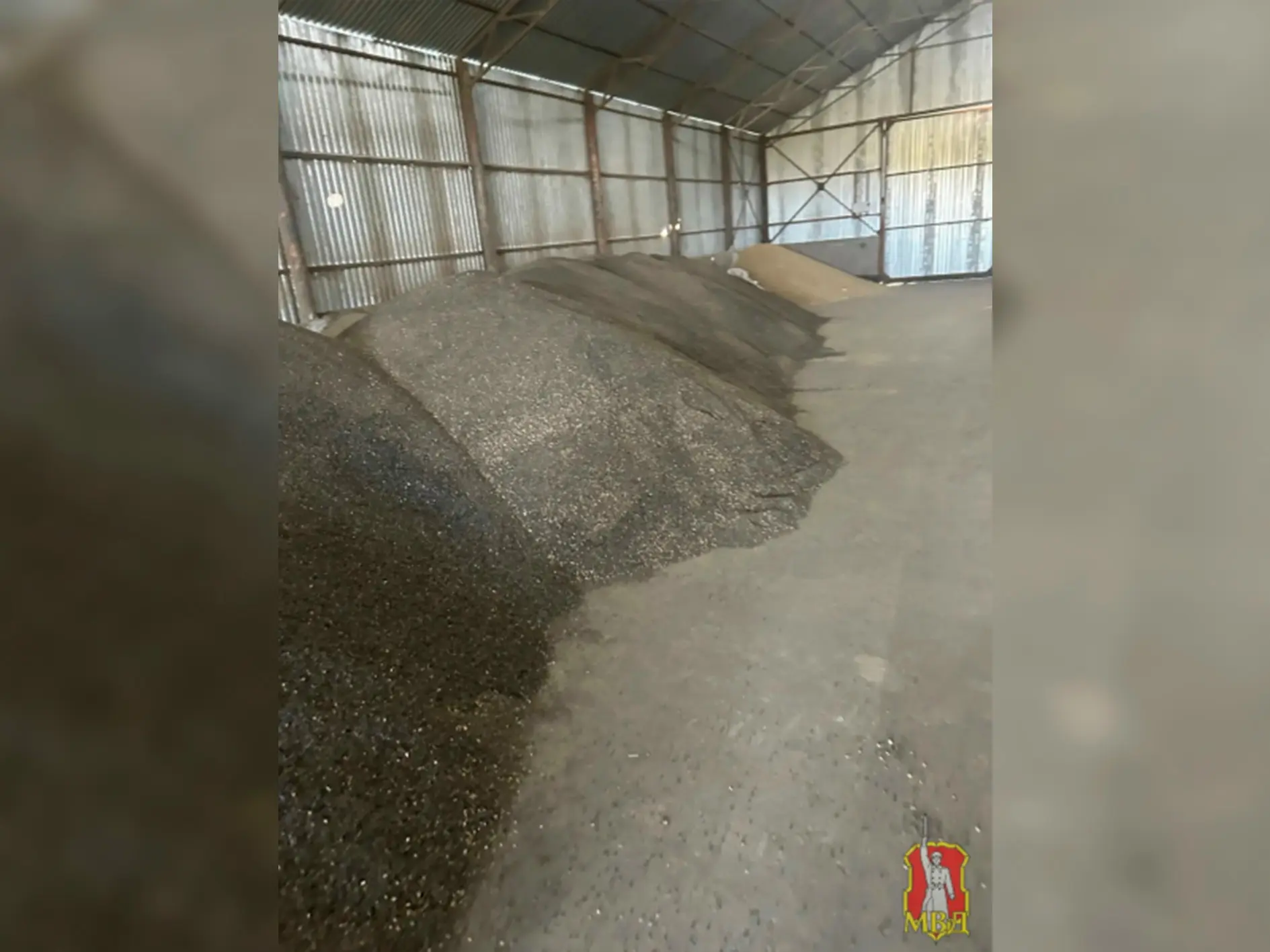 В Новониколаевском районе двое мужчин украли семена подсолнечника на 115 тысяч рублей 🌻