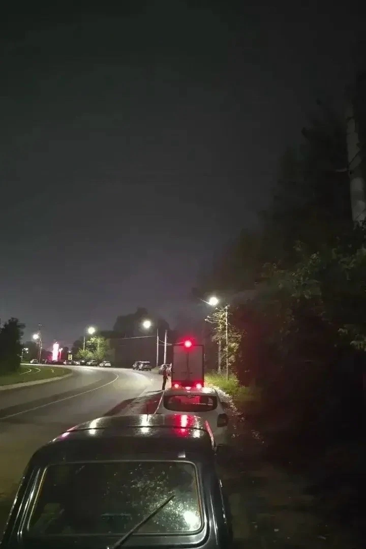 🤯На АЗС на Промышленной, 82 очередь больше суток. Люди стоят с 21:00 3 сентября — ждут...