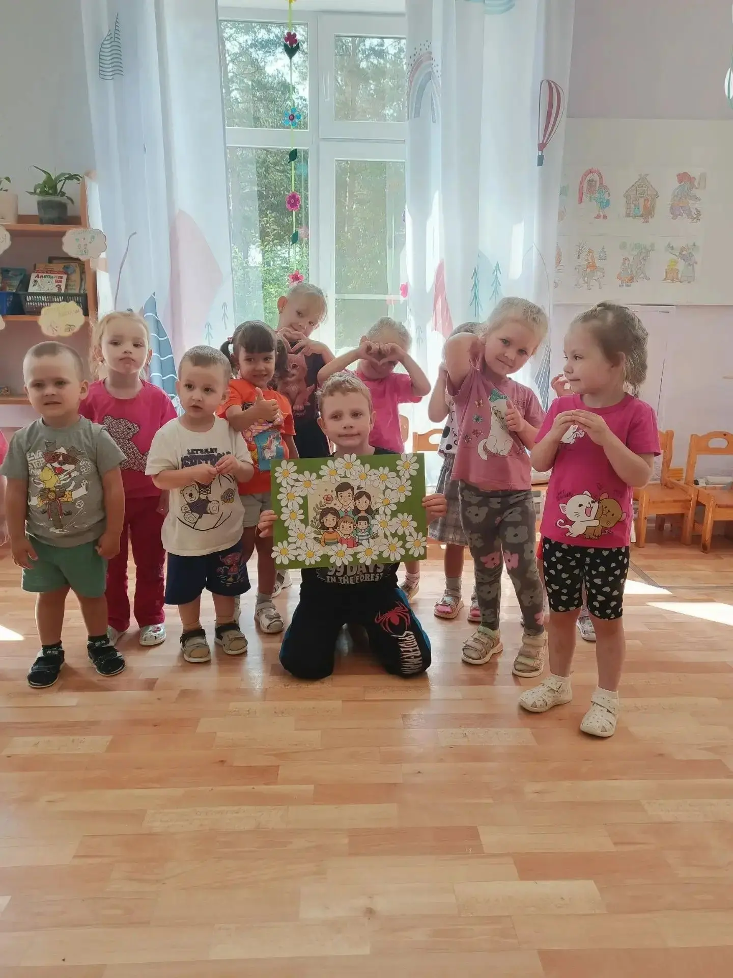 В группе "Солнышко" отметили День семьи, любви и верности.
Мы обсудили с детьми, что такое семья, по