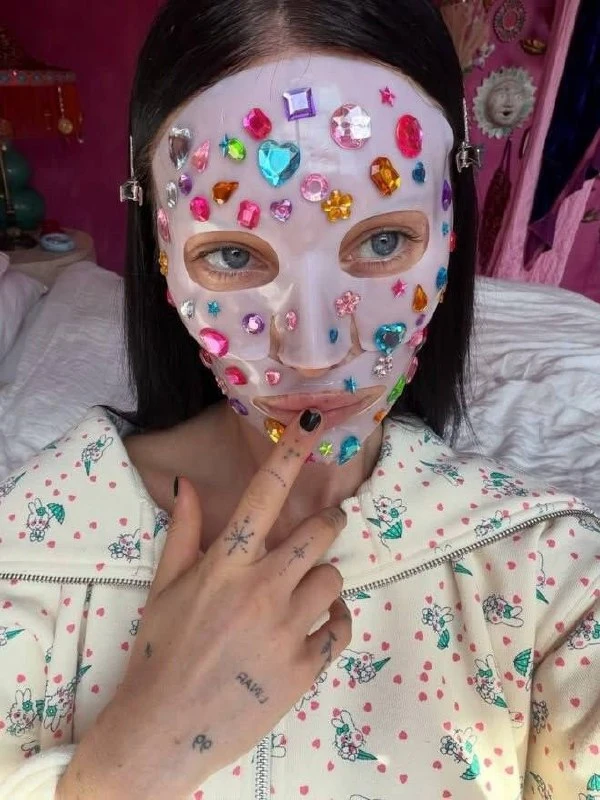Скитлстрянка или bedazzling – новый тренд, который вирусится в соцсетях💎