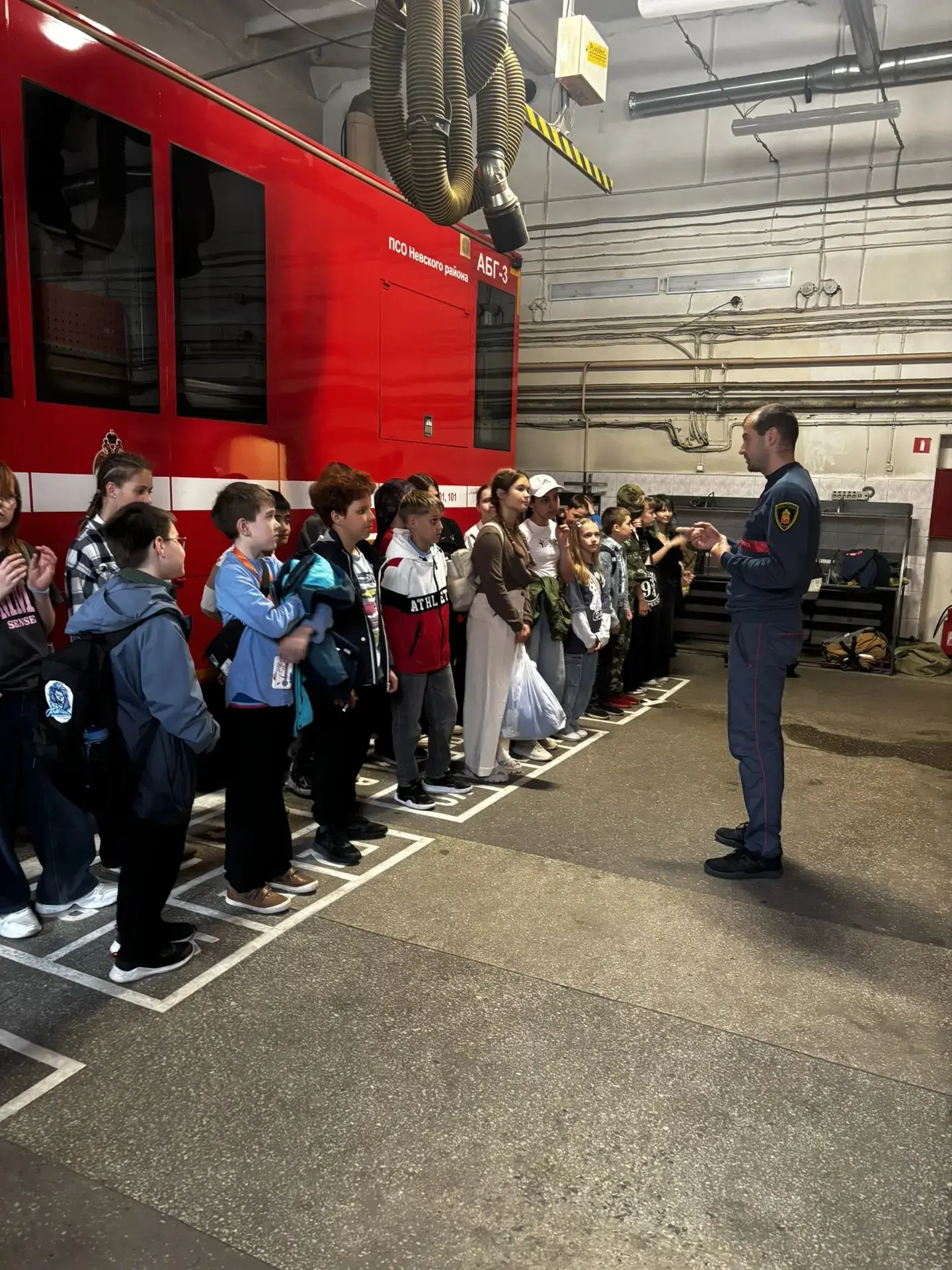 🚒 5«А» совершил увлекательную поездку в 52-ю пожарную часть!  Ребятам показали технику, оборудование