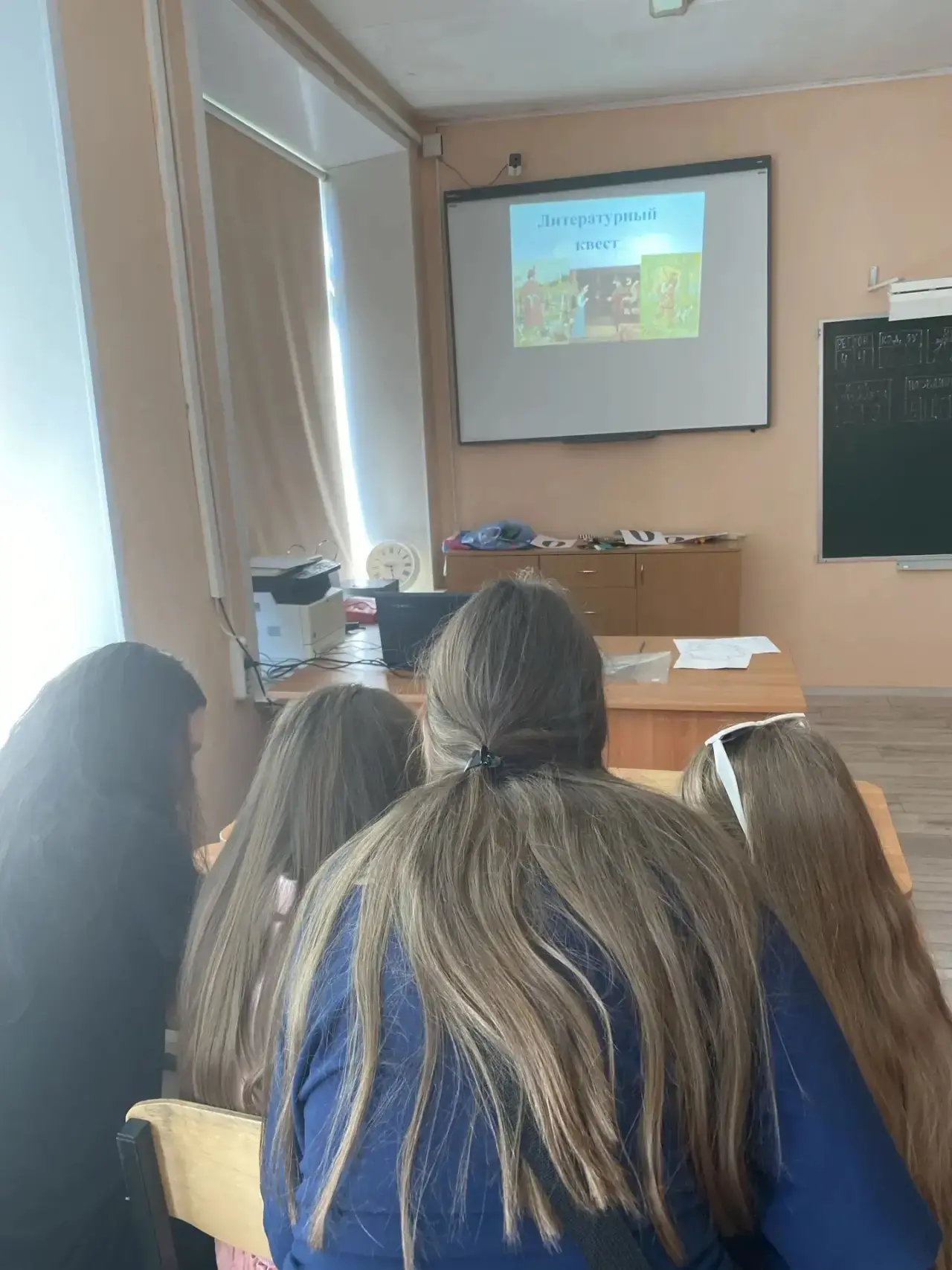 📚Литературный квест📚
Сегодня наш разновозрастной отряд (5–6 классы) превратился в команду сыщиков 