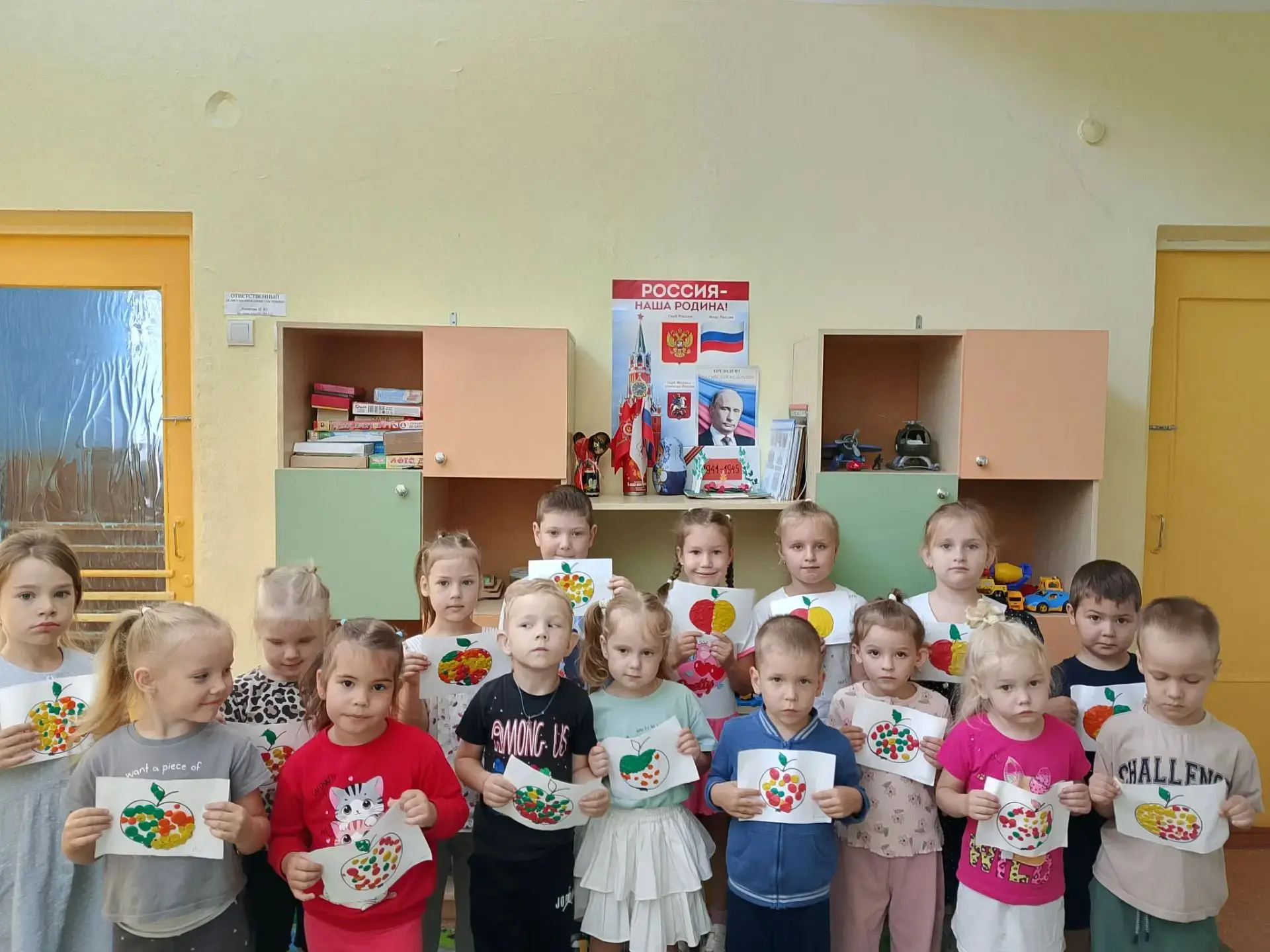 Сегодня в младшей группе дети познакомились со сказкой