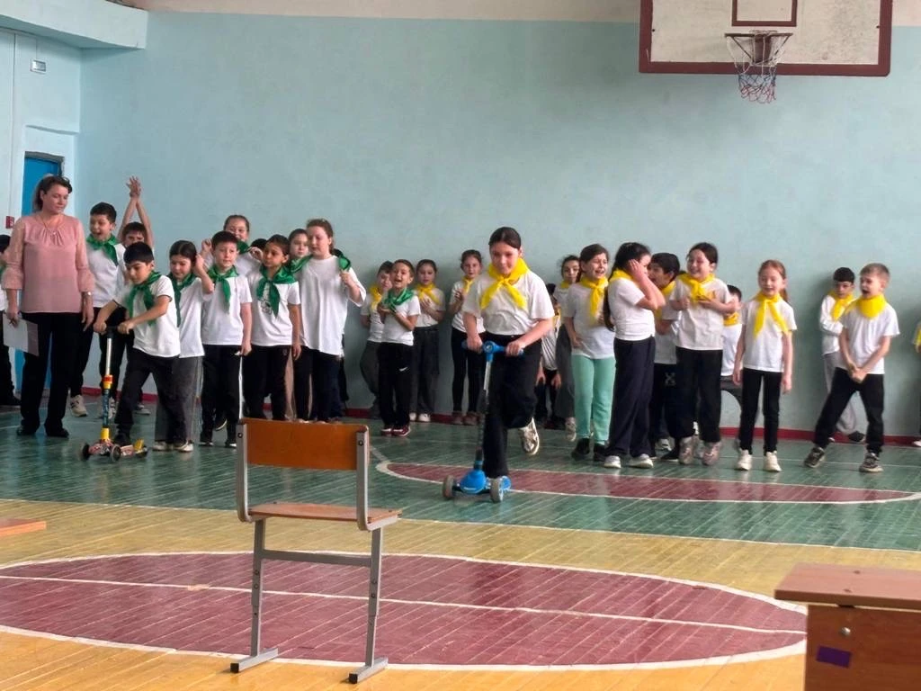 🚦В городе Нарткала, на базе средней школы №6, прошел районный конкурс для школьников среднего звена 