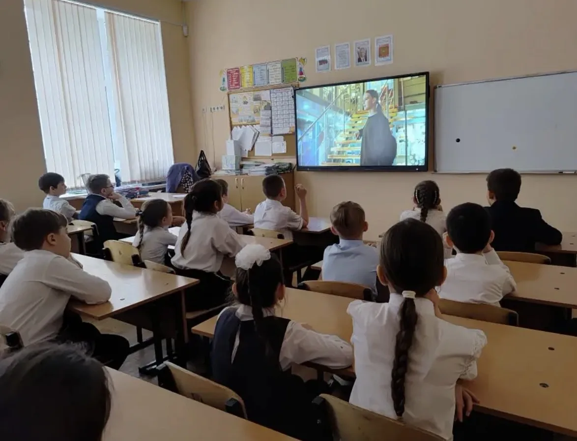 🖥️В рамках киноурока учащиеся 1 и 2 классов посмотрели фильм «Волшебники» (режиссер Елена Дубровская