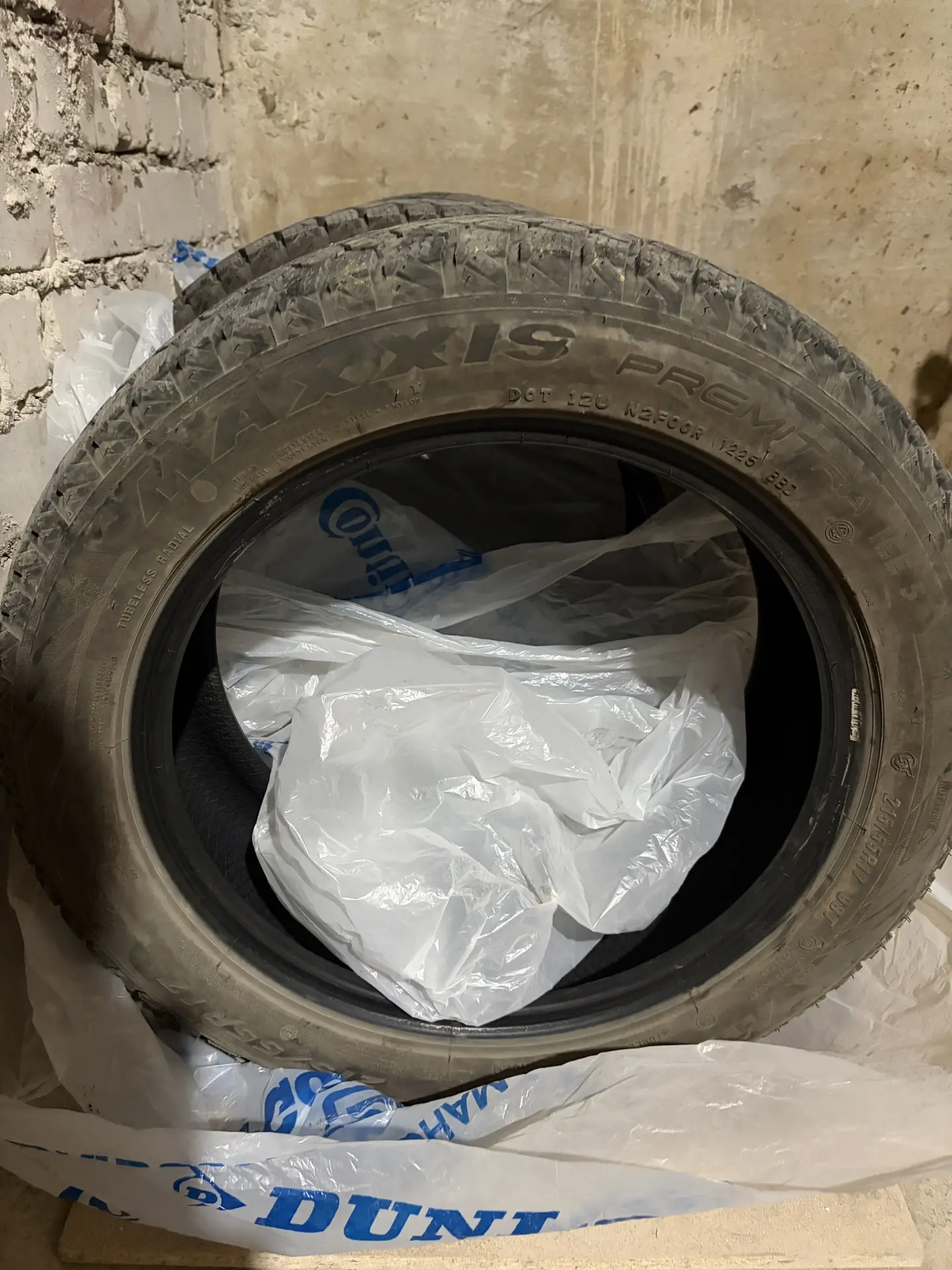 Продам зиму,липучка,Maxxis Premitra Ice 5/SP5,отъездил 2 месяца,потом продал машину,шин...