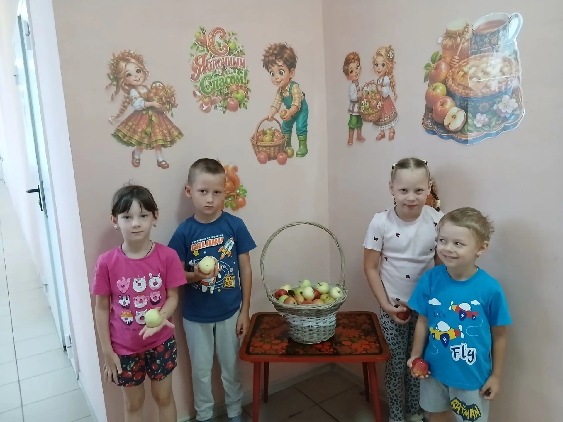 Яблок все полны корзины