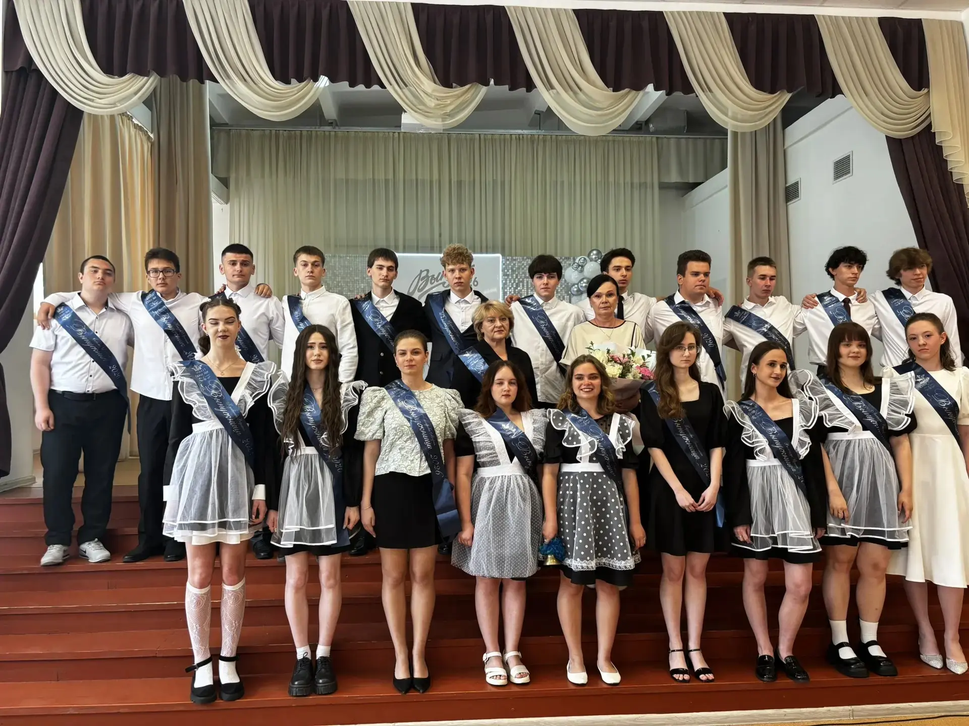 🎓 26 мая 2026 года в МБОУ СОШ № 8 прошла торжественная линейка, посвящённая празднику ...
