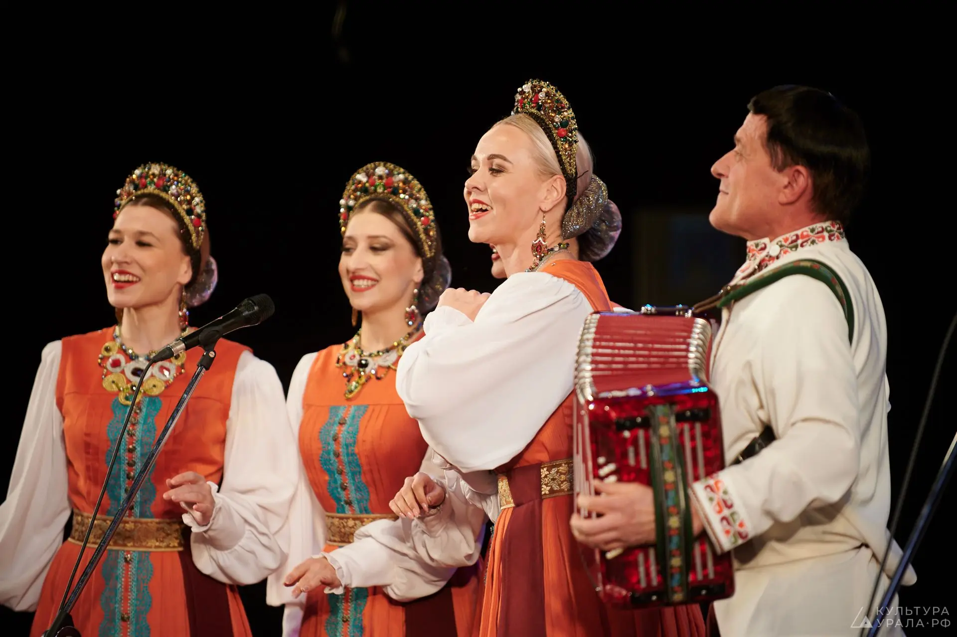 Уральский народный хор отправляется на север.